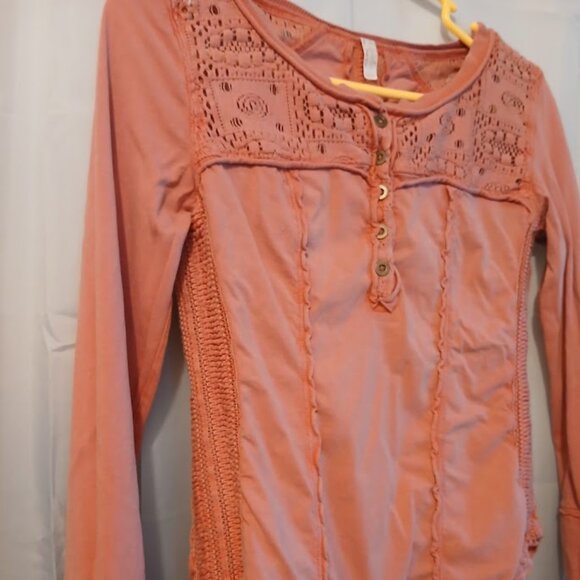 FREE PEOPLE Shell Lace Henley T-shirt Top XS Pink Scoop neck Gold Coast LS - Picture 4 of 10